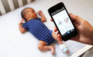 La petite chaussette Owlet mesure le rythme cardiaque, le niveau d'oxygène, la température et les habitudes de sommeil du bébé.